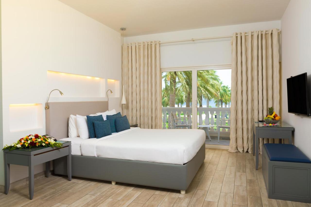 Sealine Beach, A Murwab Resort 메사이드 외부 사진 A room at the hotel