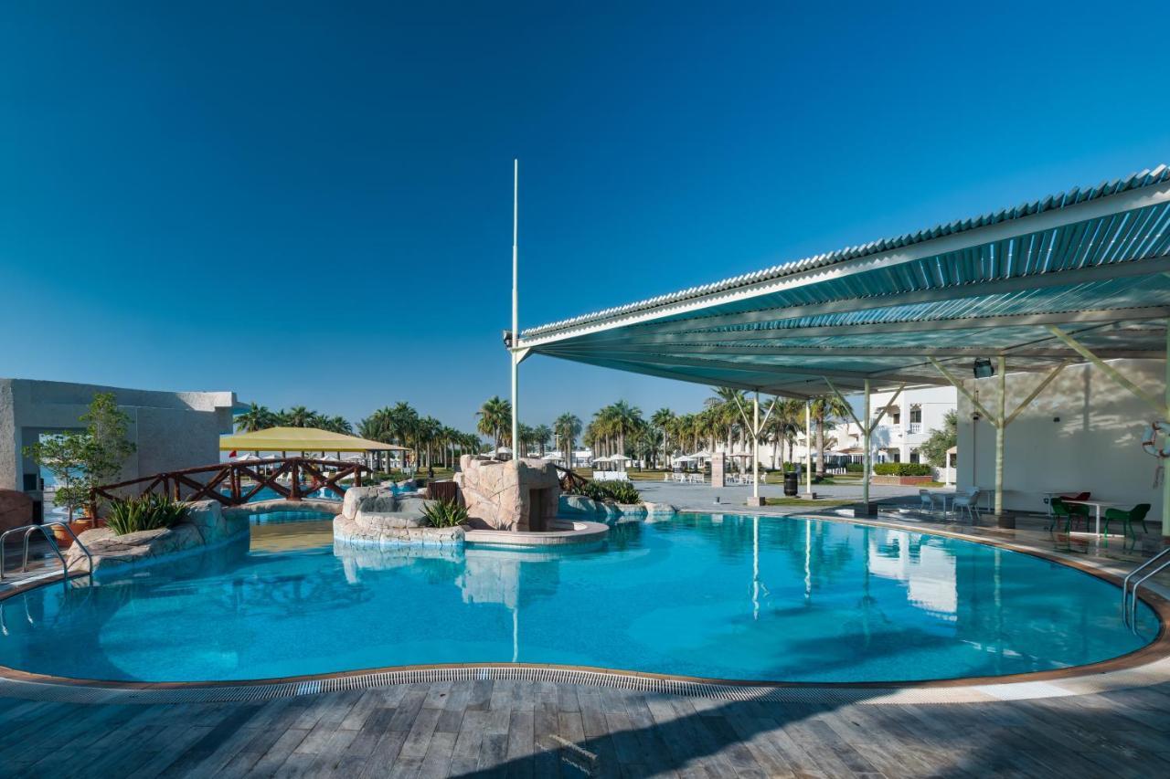 Sealine Beach, A Murwab Resort 메사이드 외부 사진 The pool at the hotel