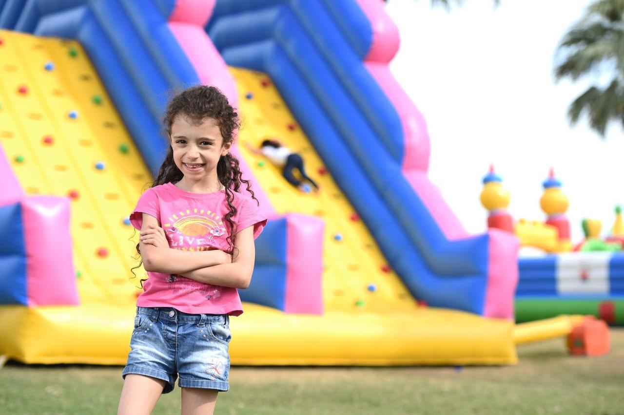 Sealine Beach, A Murwab Resort 메사이드 외부 사진 A girl in front of a climbing wall