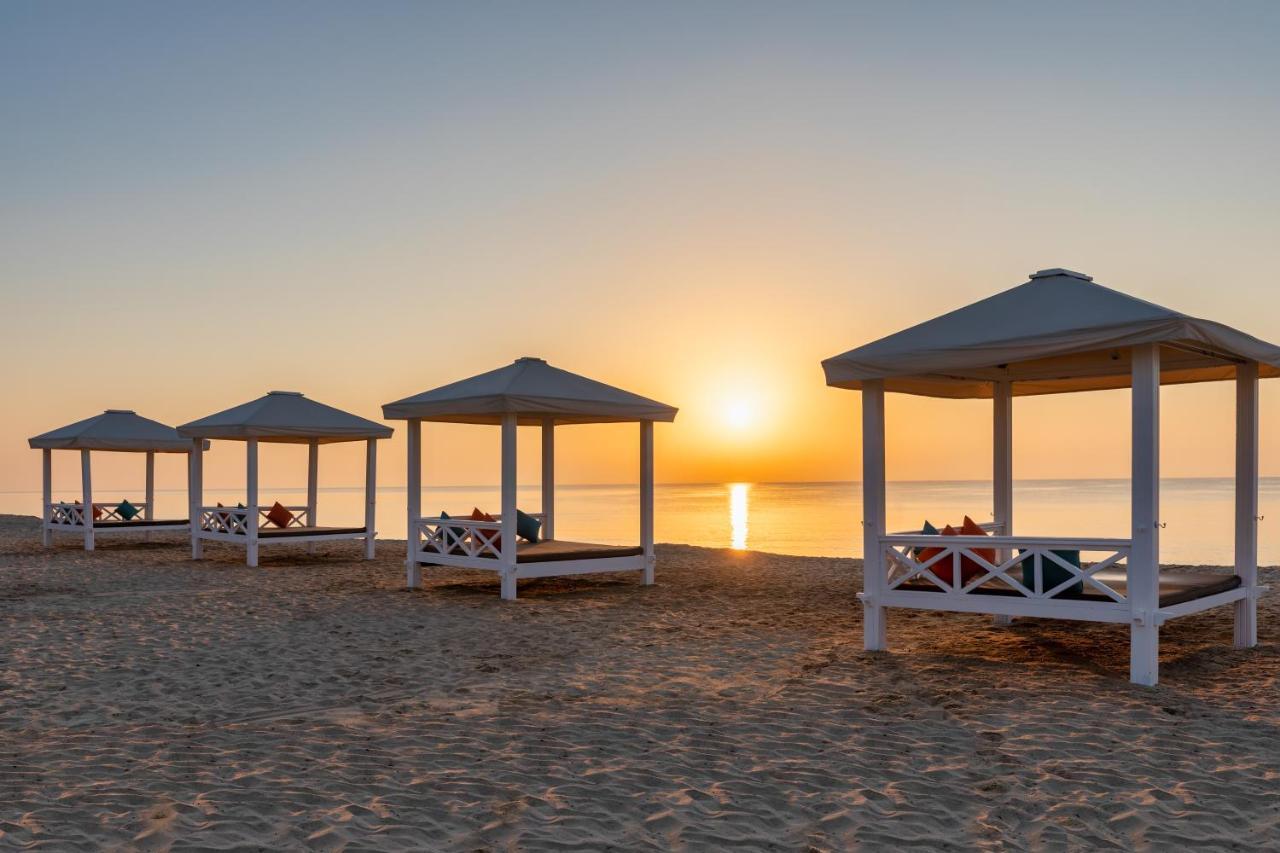 Sealine Beach, A Murwab Resort 메사이드 외부 사진 Sunset at the beach