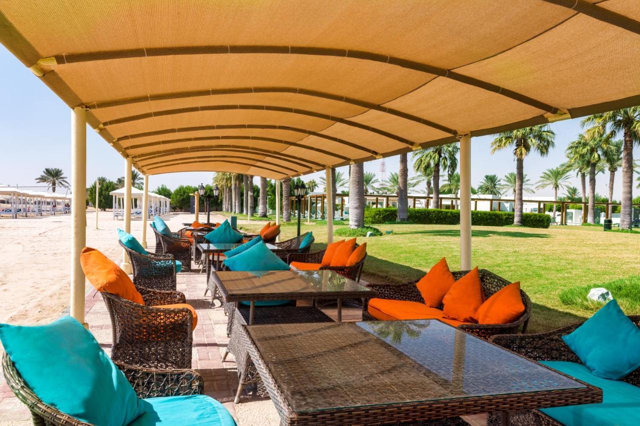 Sealine Beach, A Murwab Resort 메사이드 외부 사진 The beach at the resort