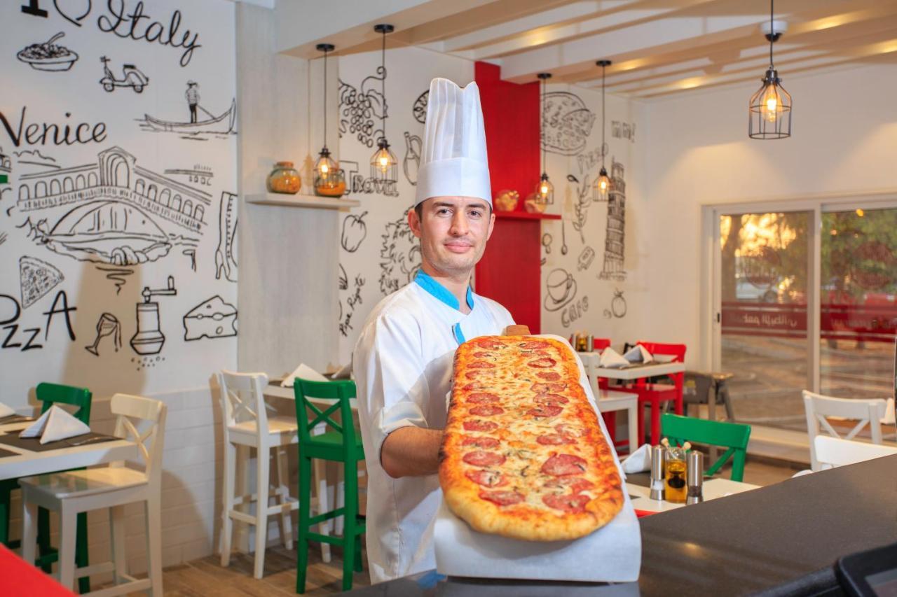 Sealine Beach, A Murwab Resort 메사이드 외부 사진 A pizzaiolo with a metre-long pizza